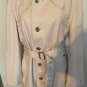 Vintage London Fog Beige Trench Coat. 45 Regular. Hardly worn.